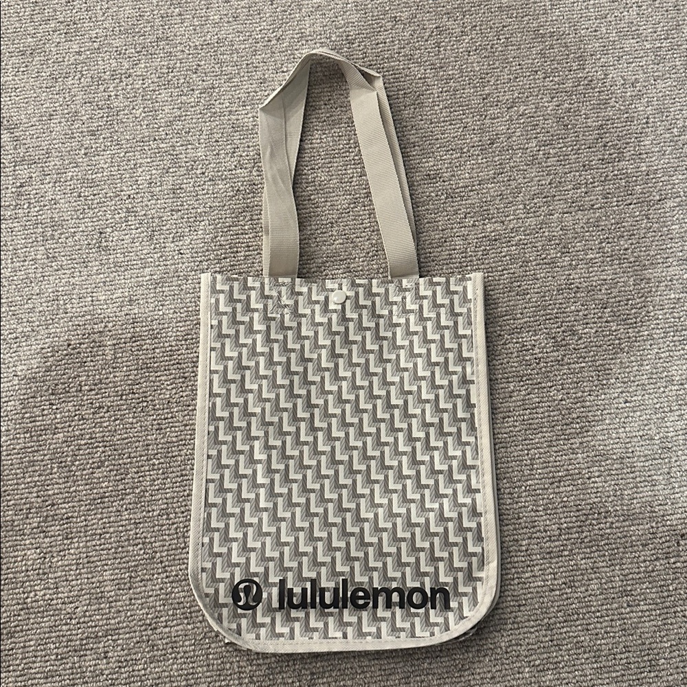 NEW🤩LULULEMON GRAY AND WHITE SMALL TOTE BAG WITH SNAP CLOSURE AND BLACK LOGO